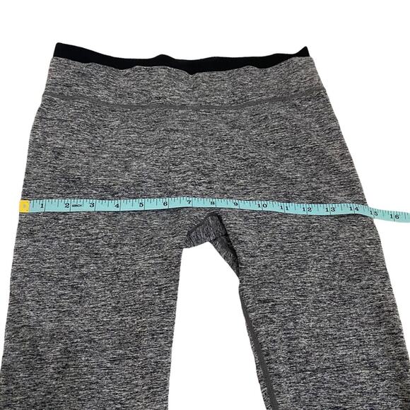 Fabletics Charcoal Heather Gray & Black Seamless Capri Leggings, Size Small - Picture 10 of 12